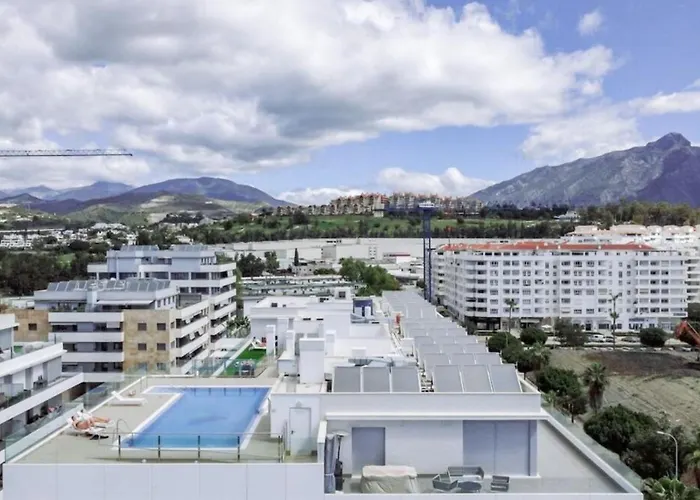 Modern With Rooftop Pool Nueva Andalucia 公寓